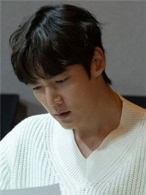 姜基范(崔振赫 饰)