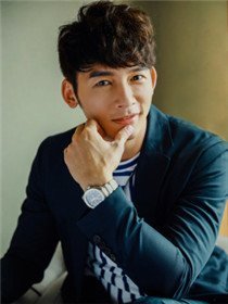 江显荣(温升豪 饰)