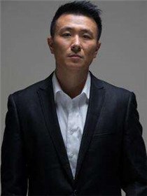 熊栋才(臧晋 饰)