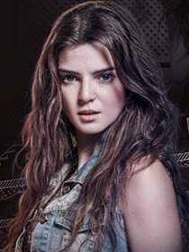 Berta(克拉拉·拉戈 饰)