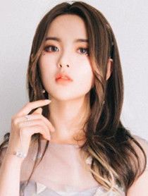 靳泽一(杨超越 饰)