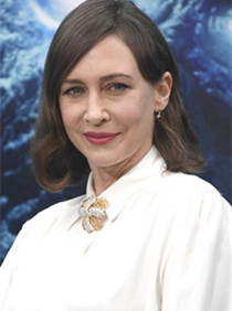 Dr. Emma Russell(维拉·法梅加 饰)