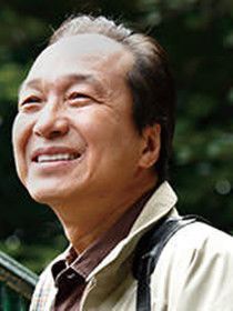 浅居忠雄(小日向文世 饰)