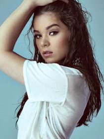 查莉·沃特森 (海莉·斯坦菲尔德 饰)