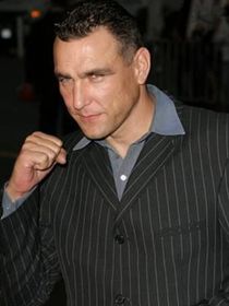 Drake(维尼·琼斯 饰)